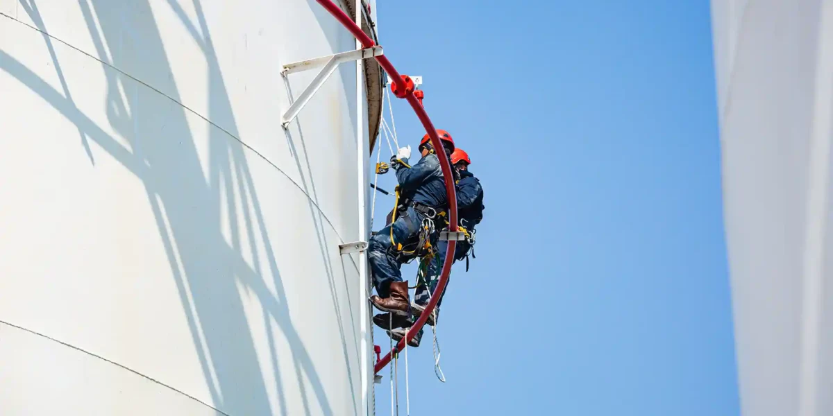 العمل في المرتفعات والحماية من السقوط